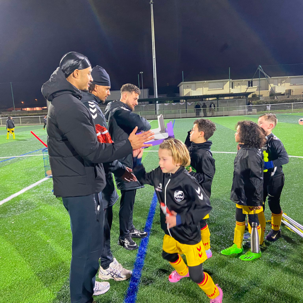 Les joueurs de N1 partagent un moment privilégié avec les enfants lors de l’Arbre de Noël